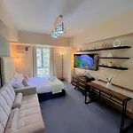 Daffodil-Modern Apartment With Pool Access
